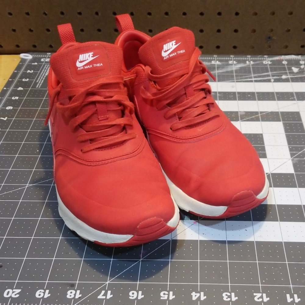 Red air max thea